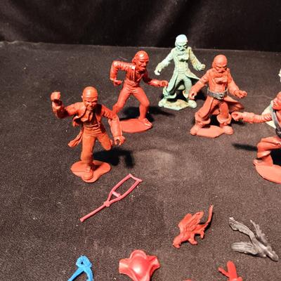 MARX TOY PIRATES WITH ACCESSORIES