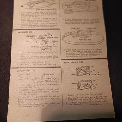 UNOPENED BUCKLE GUN REMINGTON-DERRINGER BY MATTEL ON A BOARD