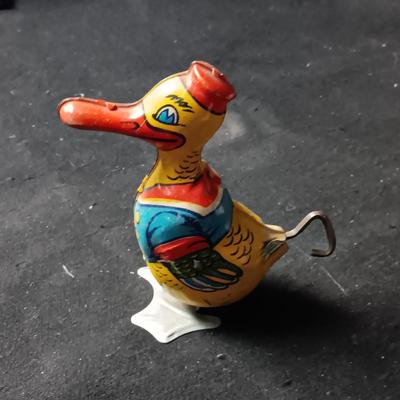 J CHEIN WIND-UP DUCK. IT WORKS!