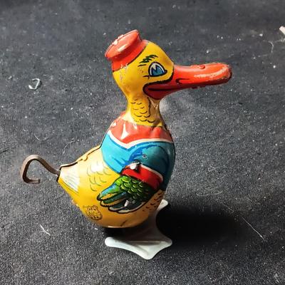 J CHEIN WIND-UP DUCK. IT WORKS!