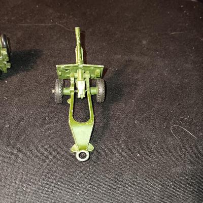 DINKY TOYS MILITARY VEHICLES AND PERSONNEL