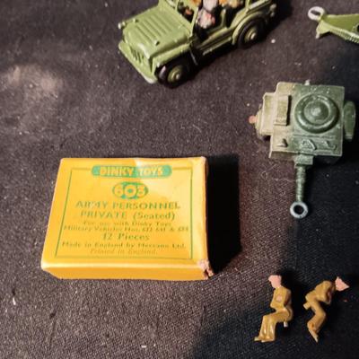 DINKY TOYS MILITARY VEHICLES AND PERSONNEL