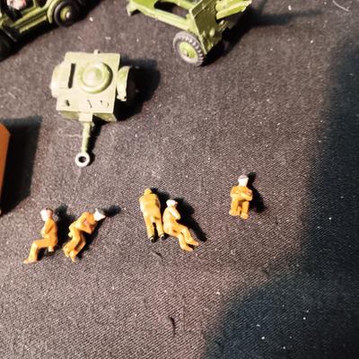 DINKY TOYS MILITARY VEHICLES AND PERSONNEL