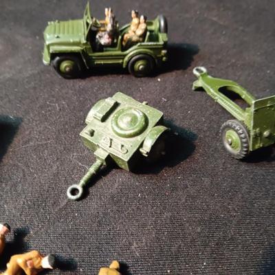 DINKY TOYS MILITARY VEHICLES AND PERSONNEL