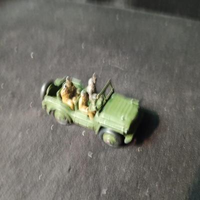 DINKY TOYS MILITARY VEHICLES AND PERSONNEL