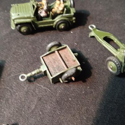 DINKY TOYS MILITARY VEHICLES AND PERSONNEL