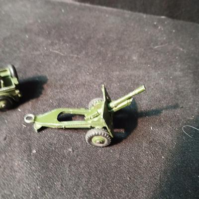 DINKY TOYS MILITARY VEHICLES AND PERSONNEL
