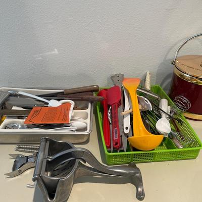 Silverware, knives and kitchen utensils