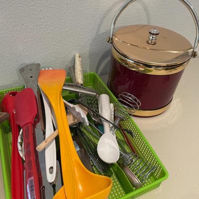Silverware, knives and kitchen utensils