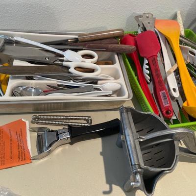 Silverware, knives and kitchen utensils