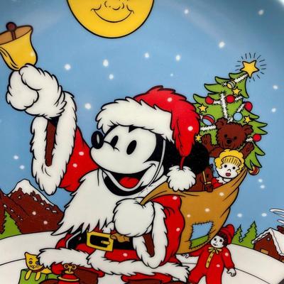 Disney 1991 Collectible Christmas Plate - Mickey as Santa