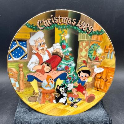 Disney Collectible Christmas Plate - 1989 - Fifth Edition