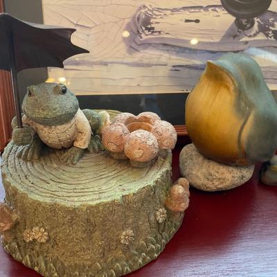 Bird and frog decor