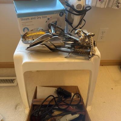Vintage clippers shoe extenders, iron and plastic table