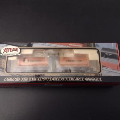 Atlas Ho Ready-to-Run #1556-4 17,360 Gallon Tank Car Hooker Chemical #1266 Train Model