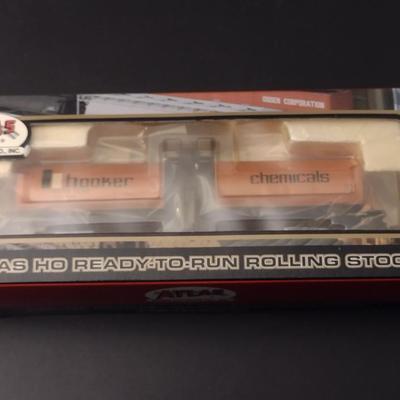 Atlas Ho Ready-to-Run #1556-4 17,360 Gallon Tank Car Hooker Chemical #1266 Train Model