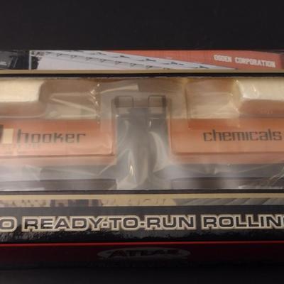 Atlas Ho Ready-to-Run #1556-4 17,360 Gallon Tank Car Hooker Chemical #1266 Train Model