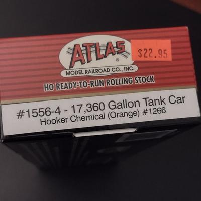 Atlas Ho Ready-to-Run #1556-4 17,360 Gallon Tank Car Hooker Chemical #1266 Train Model