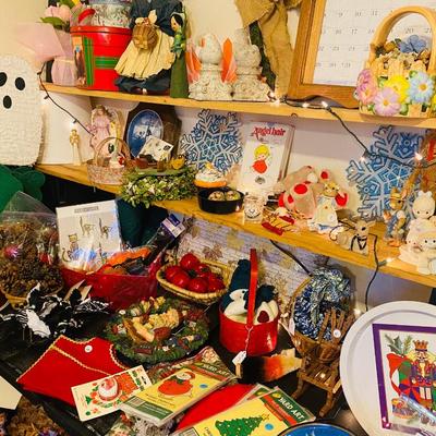 Lot 8: Beautiful Full Bed, Decor & More