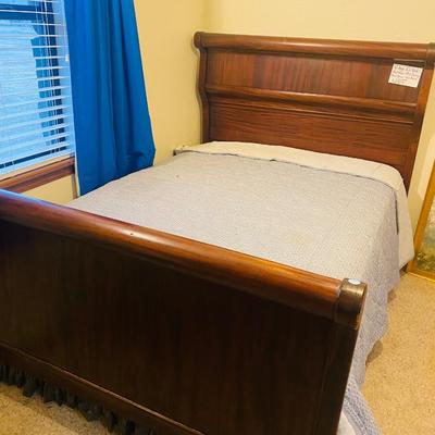 Lot 8: Beautiful Full Bed, Decor & More