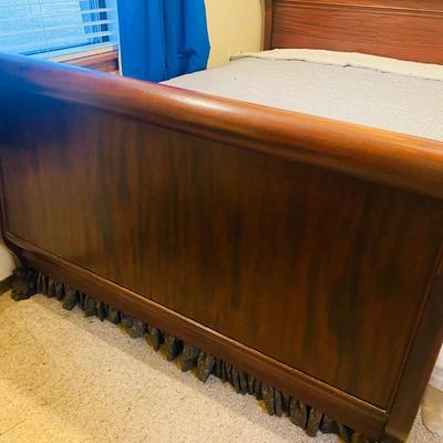 Lot 8: Beautiful Full Bed, Decor & More
