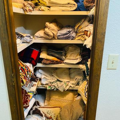 Lot 9: Linens