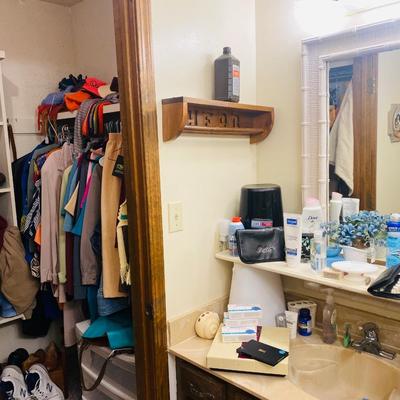 Lot 14: Clothing & Bathroom Selection