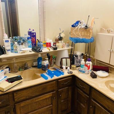 Lot 14: Clothing & Bathroom Selection