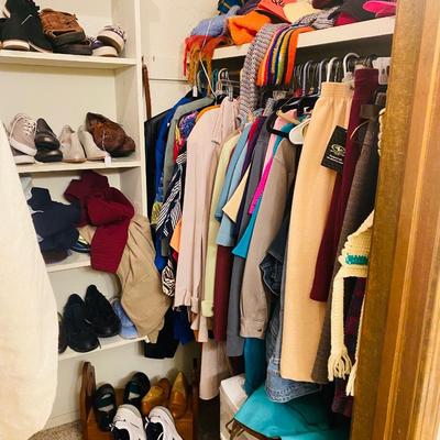 Lot 14: Clothing & Bathroom Selection