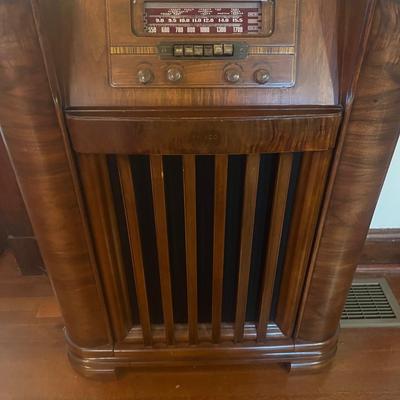Philco Radio & Phonograph (E-MG)