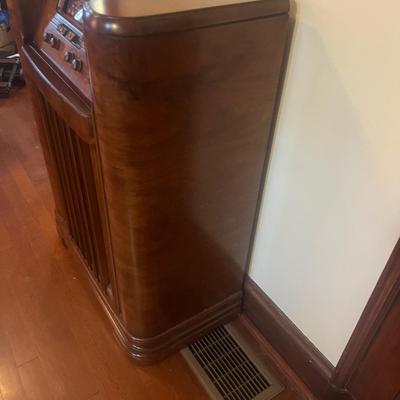 Philco Radio & Phonograph (E-MG)