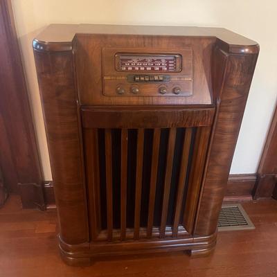 Philco Radio & Phonograph (E-MG)