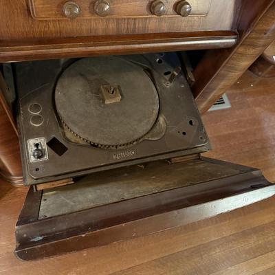 Philco Radio & Phonograph (E-MG)