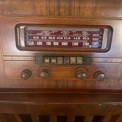 Philco Radio & Phonograph (E-MG)