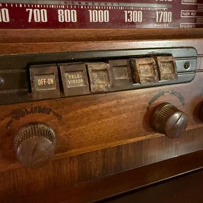 Philco Radio & Phonograph (E-MG)