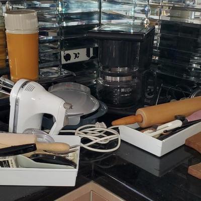 Small Kitchen appliances/ tools lot