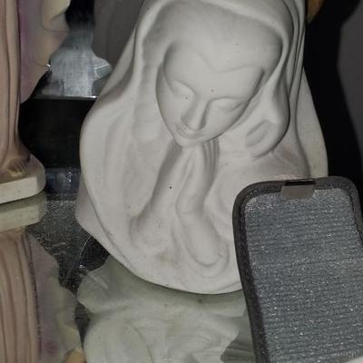 Random decorative Items Lamp, statues, etc.