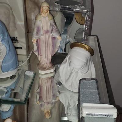 Random decorative Items Lamp, statues, etc.