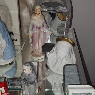 Random decorative Items Lamp, statues, etc.
