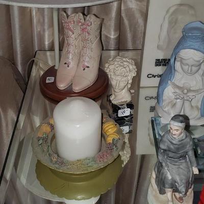 Random decorative Items Lamp, statues, etc.