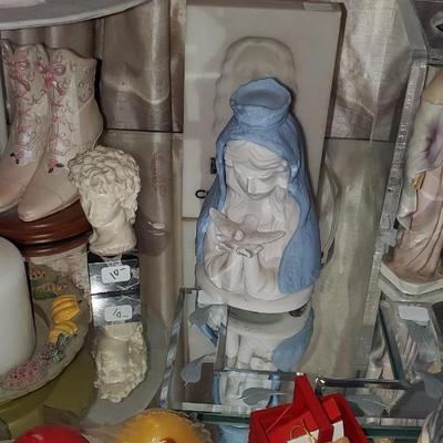 Random decorative Items Lamp, statues, etc.