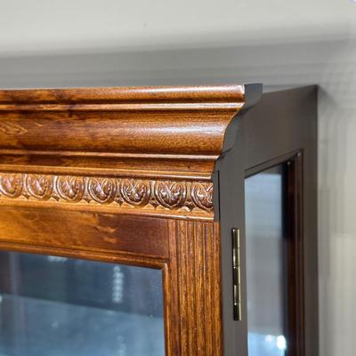 LOT 226: Vintage Howard Miller Hanging Display Case