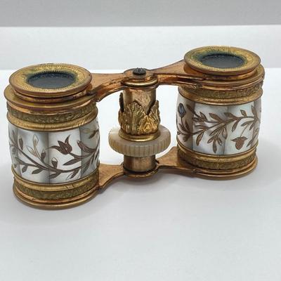 LOT 252: Pair of Stunning Mother of Pearl Opera Glasses with Cases - French Par Brevet Dinvention and Swift Princess 25X Model No 726