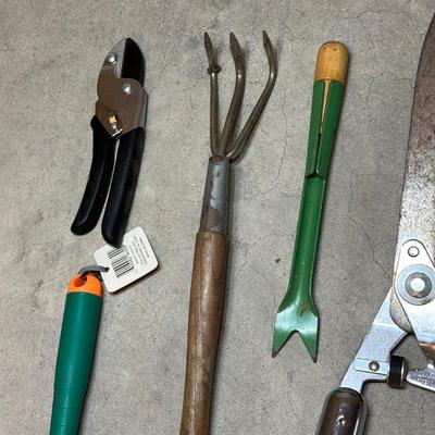 LOT 264: Gardening Tools, Garden Decor & More!
