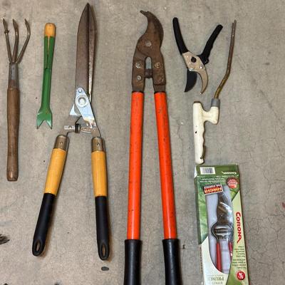 LOT 264: Gardening Tools, Garden Decor & More!