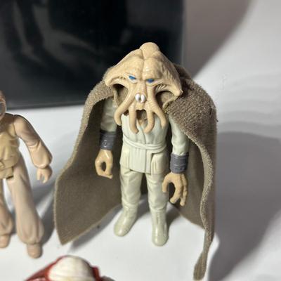 LOT 269: Vintage Star Wars Action Figures w/ Darth Vader Carrying Case