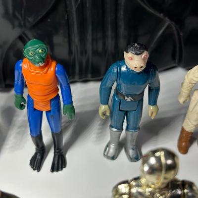 LOT 269: Vintage Star Wars Action Figures w/ Darth Vader Carrying Case