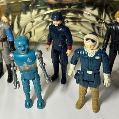 LOT 270: Vintage StarWars Action Figures w/ 1983 C-3PO Carrying Case