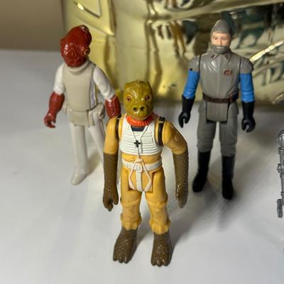 LOT 270: Vintage StarWars Action Figures w/ 1983 C-3PO Carrying Case