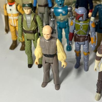 LOT 270: Vintage StarWars Action Figures w/ 1983 C-3PO Carrying Case